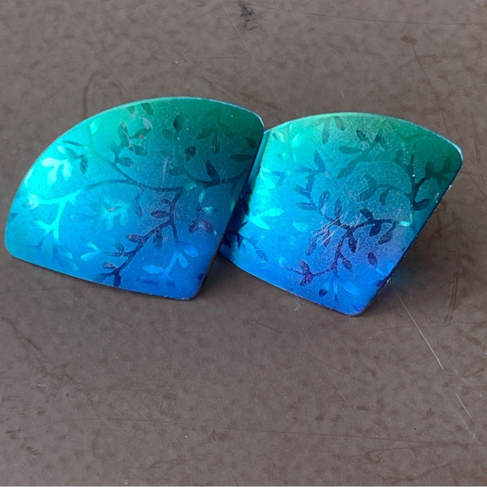 Holly Yashi signed fan shaped iridescent earrings - Picture 2 of 4
